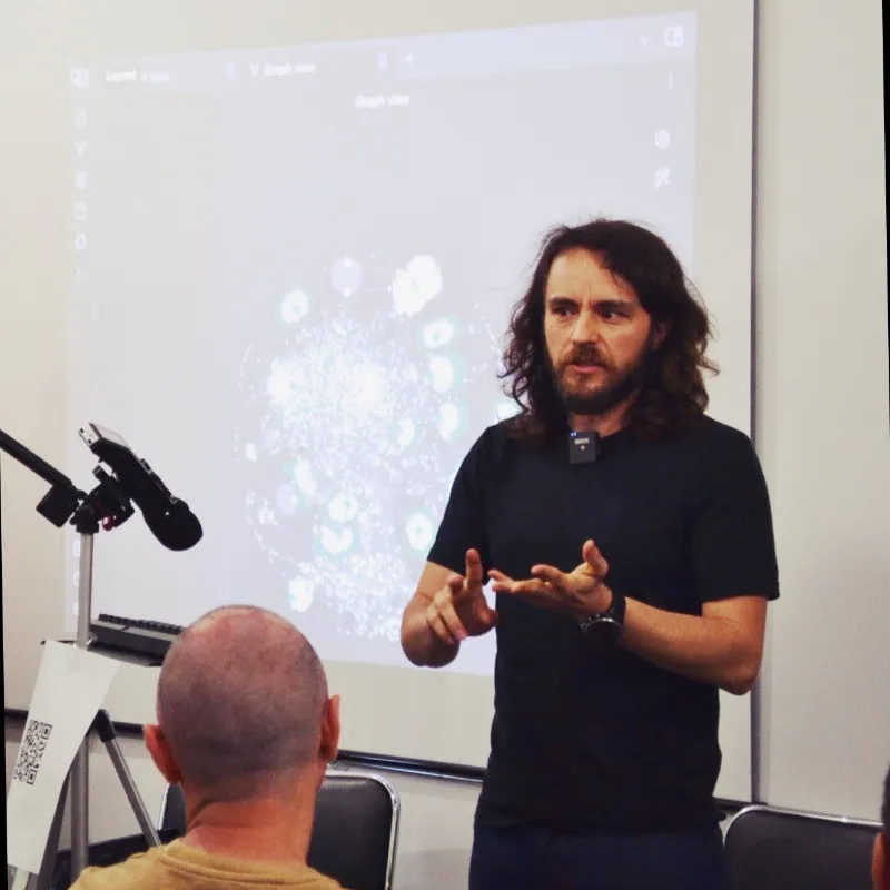 Curs la Școala de Vară chen.ist — vizualizare în Graph View proiectată în spatele invitatului.